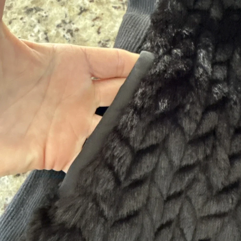 Vintage America Blues Black Faux Fur Vest  Zip Front Quilted Back Sz Medium 5523